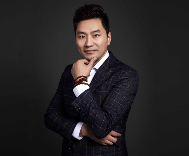 天钥传媒创始人，具备丰富的制片管理及拍摄经验，专业素养过硬，公司团队资源的管理者，拥有强大的决策能力 