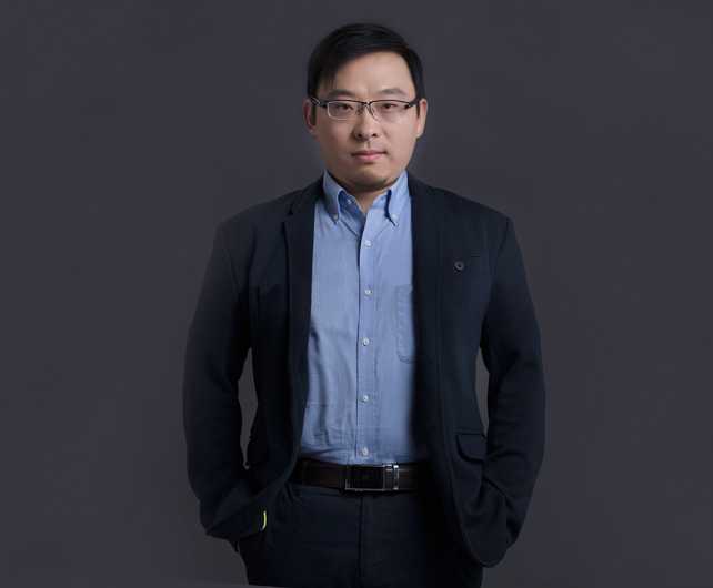 广告后期导演，2005年起涉足影视广告工作，熟知行业发展和制作动态，具有坚实的专业能力。